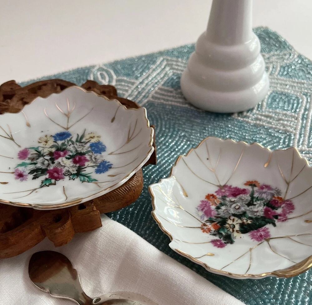 2 VTG 4" Leaf Shape Trinket Dishes Tea Bag Gold Trim Floral Hand Painted Japan